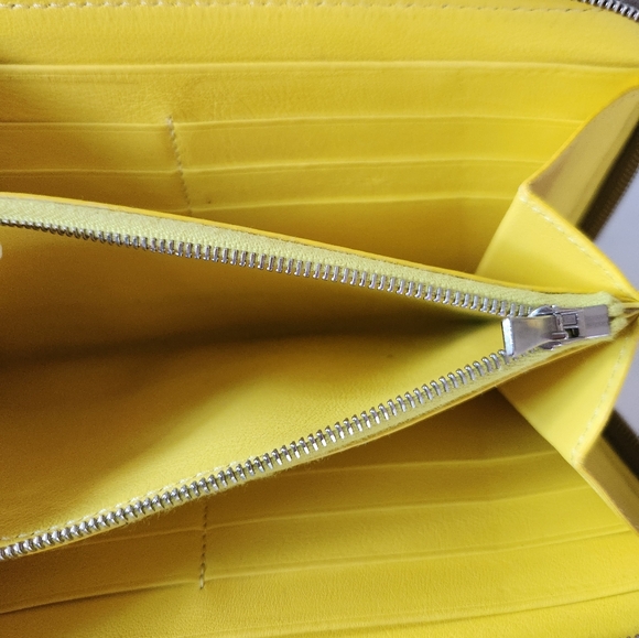 Celine Wallet in EUC...look at that crispy yellow interior! Gorgeous! $1,200 new - Picture 11 of 16